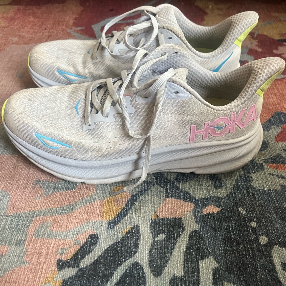 Hoka One One Clifton Size 9 (LIKE NEW)